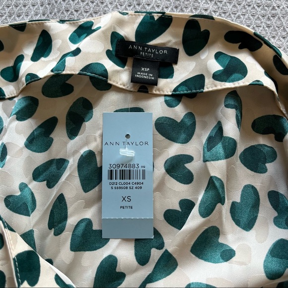 NWT Ann Taylor long sleeve blouse. Size XS Petite - Picture 3 of 4